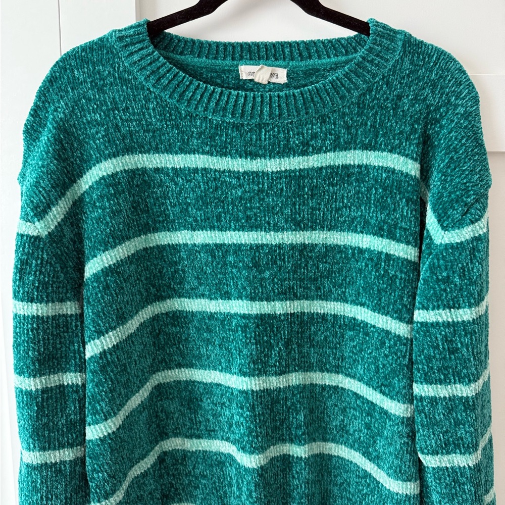 Green Crew Neck Sweater with Stripes and Ribbed Detailing. Size Large.